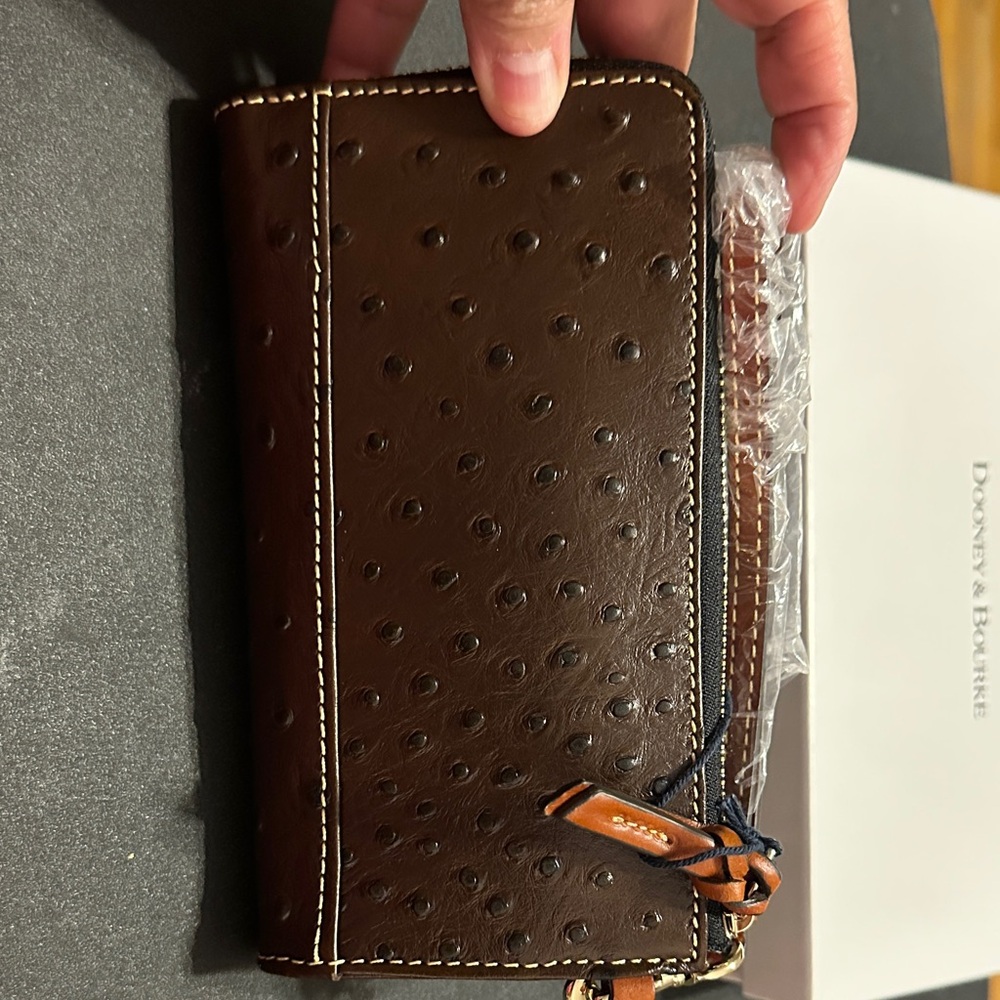 NWT Dooney & Bourke Dark Brown Textured Wallet - Picture 2 of 3